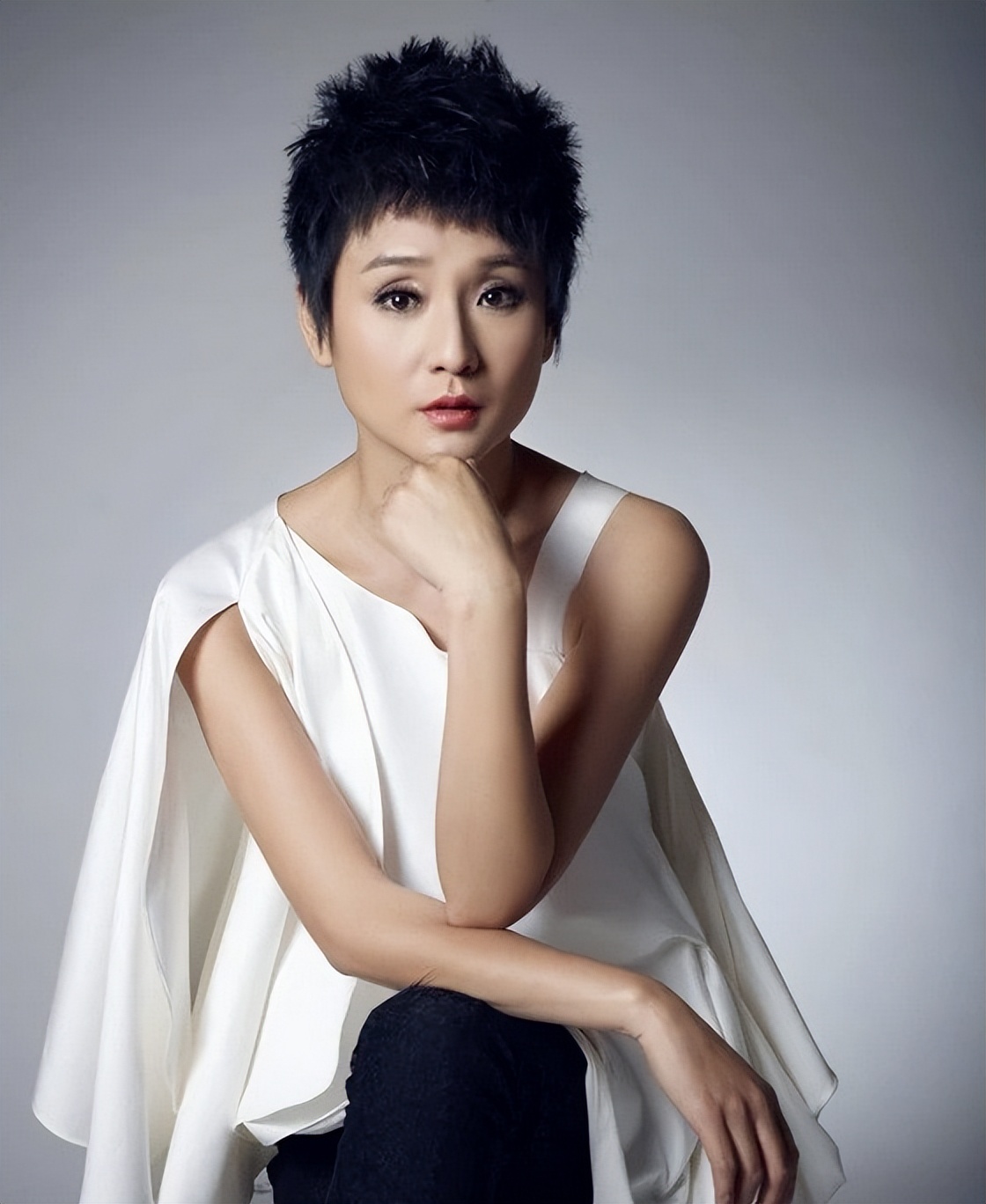 14位贤良的"妈妈专业户"女星,年轻时个顶个是美人坯子