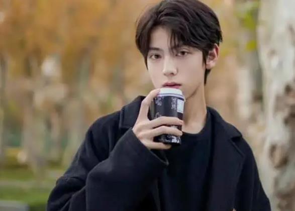 华科大招生宣传火了，高颜值男主角引围观，武大：这不咱家校草吗