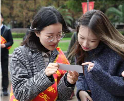 大学生上学期间，除了注重个人形象，更要注重自身的学习情况