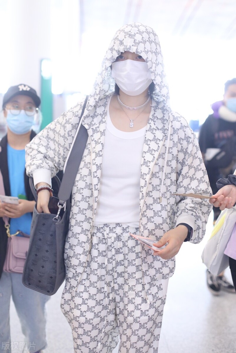 李斯丹妮连帽卫衣套装现身机场 酷酷女孩项链亮眼