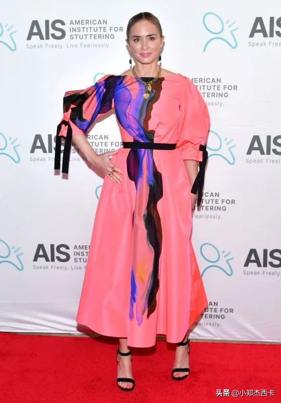 被毁容了还能翻盘？57岁的她才是真 • 传奇