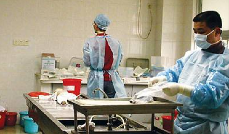 2003年，一名21岁湖南美女教师惨死在宿舍，唯一嫌疑人却被判无罪