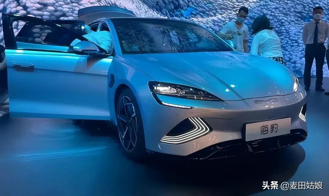 全新比亚迪海豹进店，对标特斯拉Model3，引围观，续航700公里