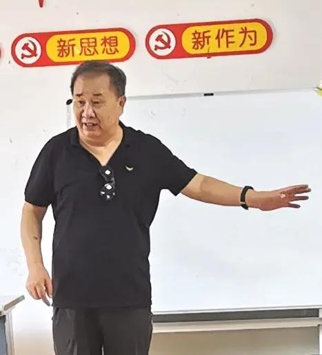 挺直腰杆向前走