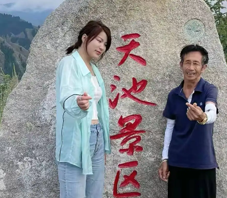 贫民窟女孩创业6年身价过亿，关掉公司陪七旬养父全国游，炒作？