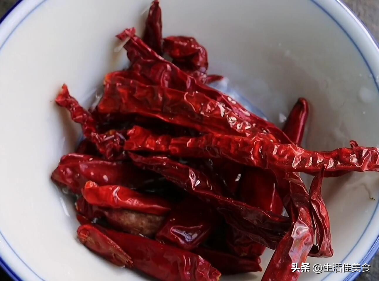 嘴馋就要做它吃，不炒不炖，这几样混一起，浇上料吃，太香啦