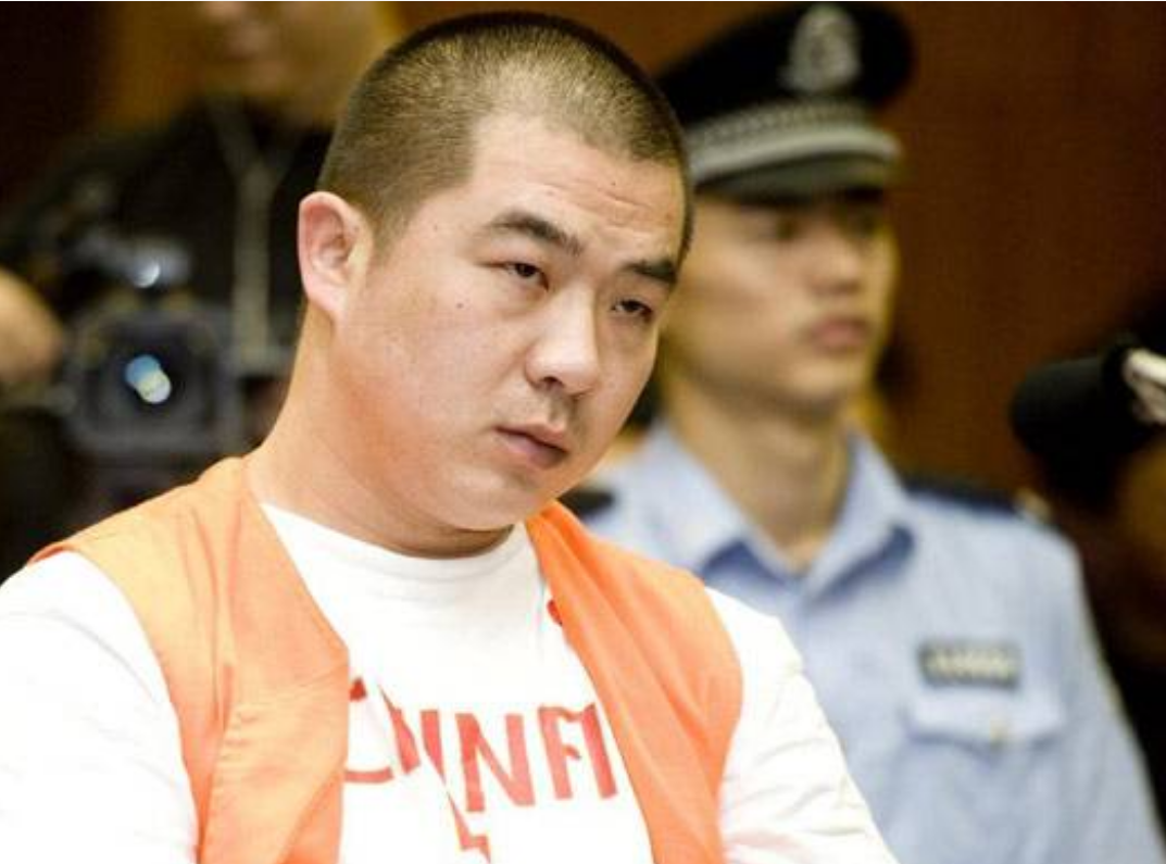 2009年一饭店老板回家后，杀害一家6口，邻居：刚发了600万拆迁款