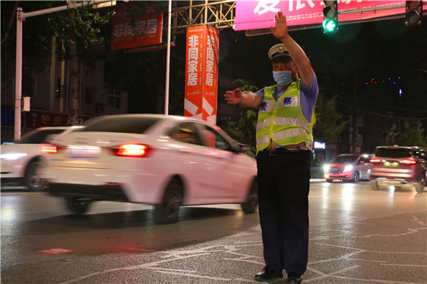 侯马市交警开展夏季夜查行动，严查酒驾超载不戴头盔