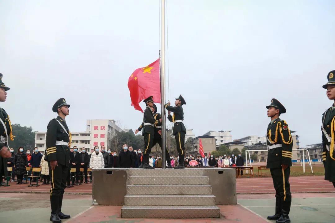 閬中中學(xué)舉行高三學(xué)生成人宣誓儀式(圖6) 閬中中學(xué)舉行高三學(xué)生成人宣誓儀式(圖6)