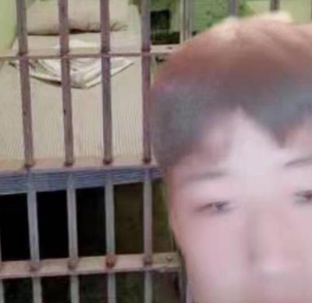 网课可以自设“背景图”，学生假装自己在国外上课，老师忍俊不禁