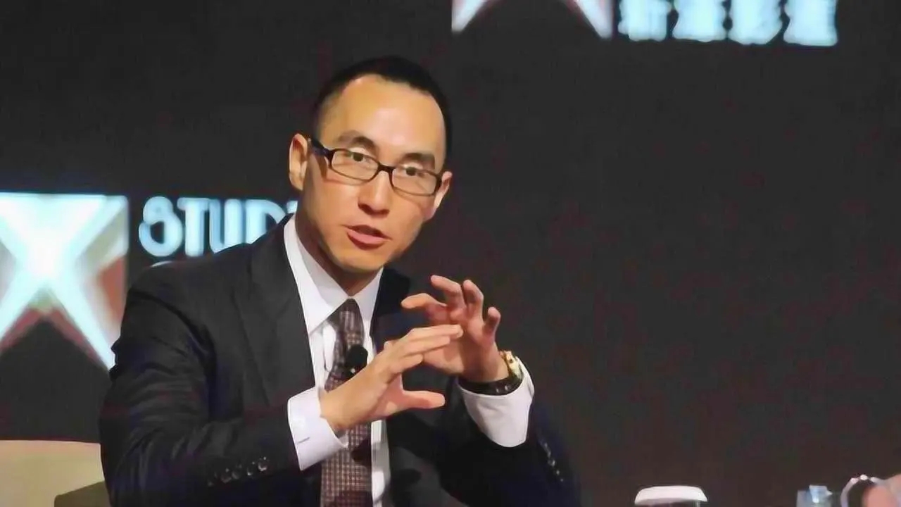 何猷龙：23岁娶初恋，结婚22年零绯闻，靠自己赚百亿家产