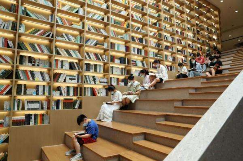 2006年，武汉一大学校长敛财数百万藏床下，工作人员清点了4小时