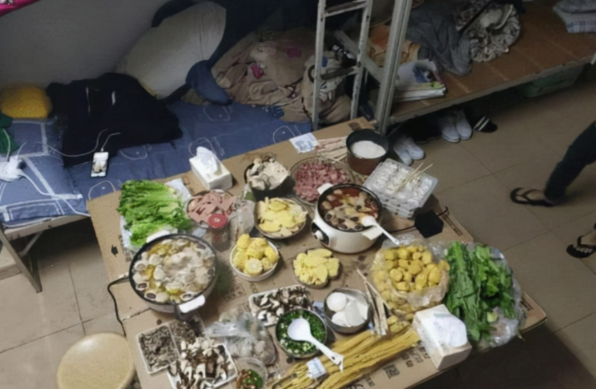 大学“最穷酸宿舍”排名，红砖房+空中吊床+24人间，学生看呆了