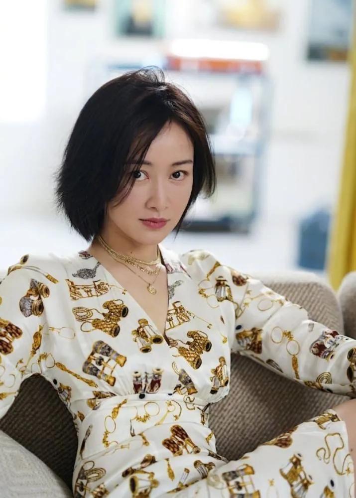 演员赵子琪，聚会时聚来一个老公，两个女儿也幸福