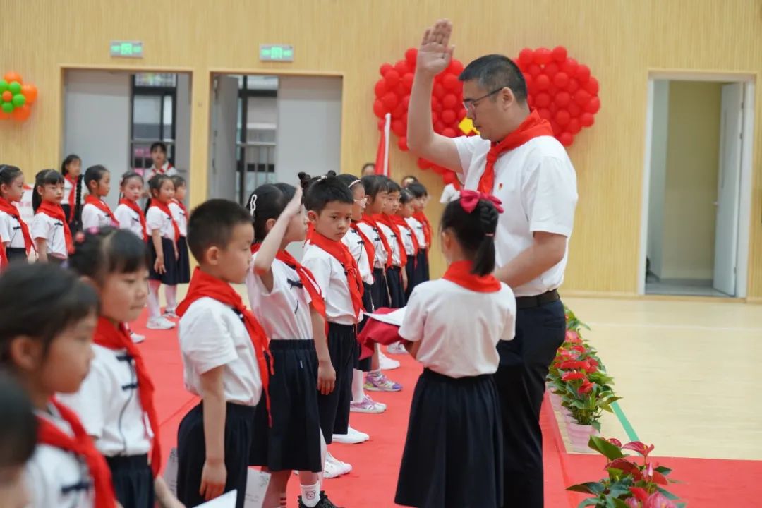 成都高新区朝阳小学举行2021级第一批新队员入队仪式