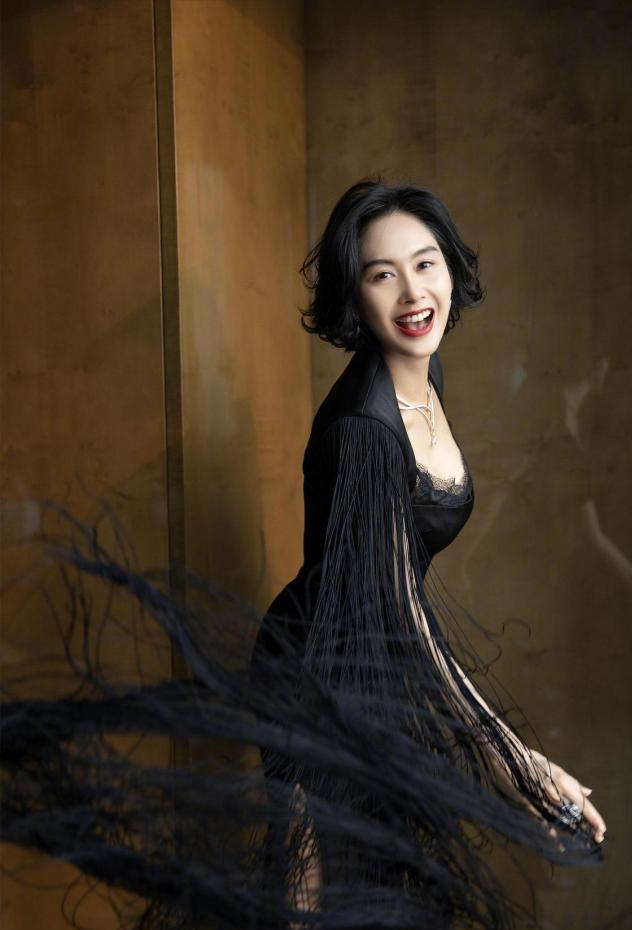 朱茵是不折不扣的冻龄女神，如今步入中年依旧风韵犹存