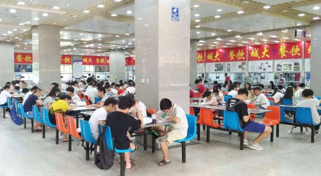 南工大封校，食堂大爷打出“嚣张”标语，学生直言苍天饶过谁