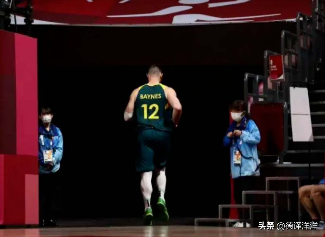 哪些澳大利亚人在打nba(摔倒险些瘫痪！澳洲中锋时隔1年才复出，35岁力拼NBA)