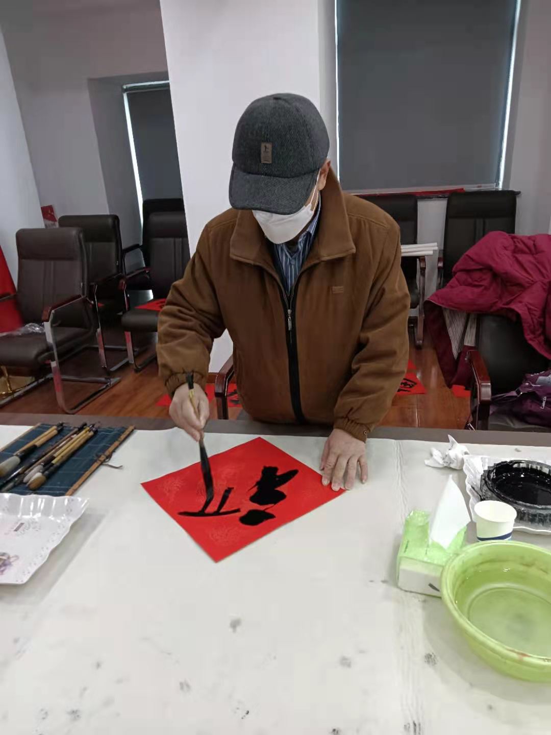 淮北书画艺术研究院书画名家送福进万家走进安徽安港律师事务所