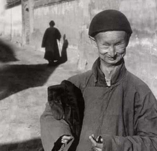 小德张:中国最后一任太监总管,娶了四个姨太太,晚年卖油炸果子