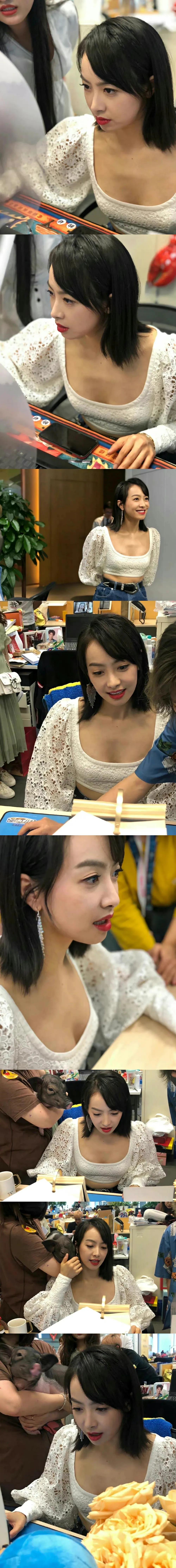 宋茜女神，这又认真又亲切的样子，真是好看