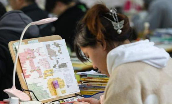 北大学生“哭诉”学霸日常，学习任务很重，连聚餐都得打足精神