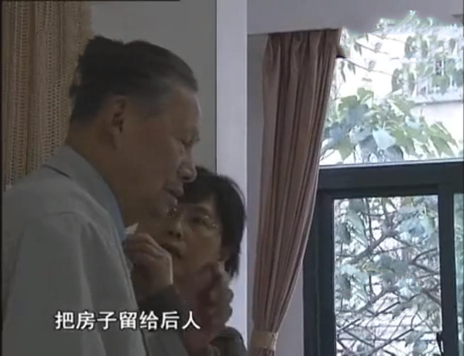 2009年8旬老人将房产证借给孙女，房子被转走，老人：不是亲孙女