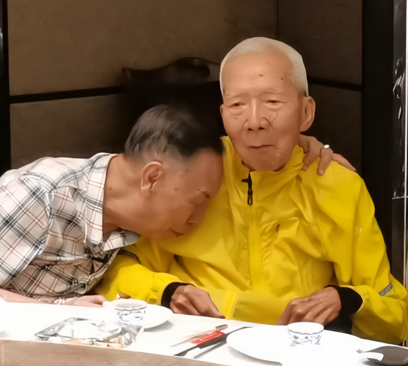 两位相声大师罕同框！85岁黄俊英精神好，87岁杨达坐轮椅行动不便