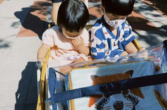 林宥嘉陪老婆儿女公园玩耍，抱儿子爬梯子，还帮孩子洗餐具超温柔