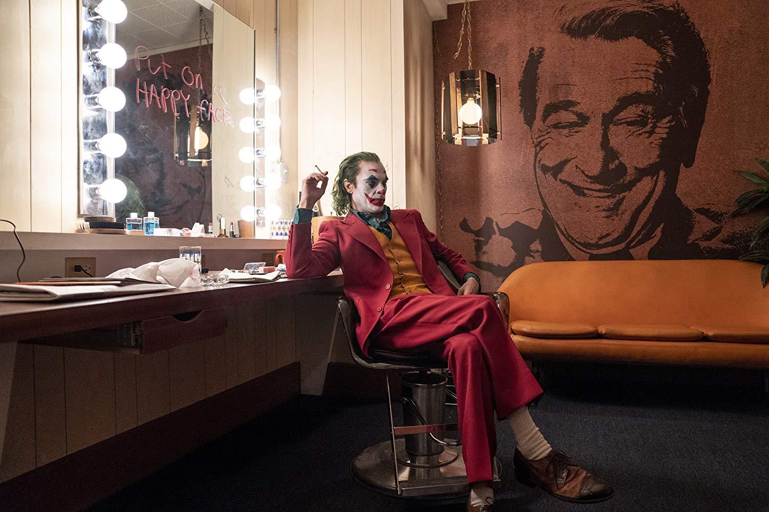 电影解析《小丑》：在混乱的社会中，疯狂就是最好的镇定剂