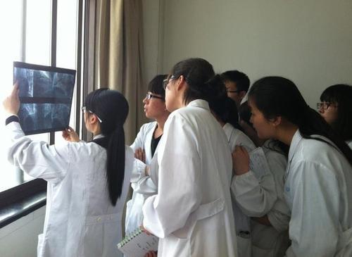 有所性价比高的医学院，毕业不愁找不到工作，高考中等生的福利