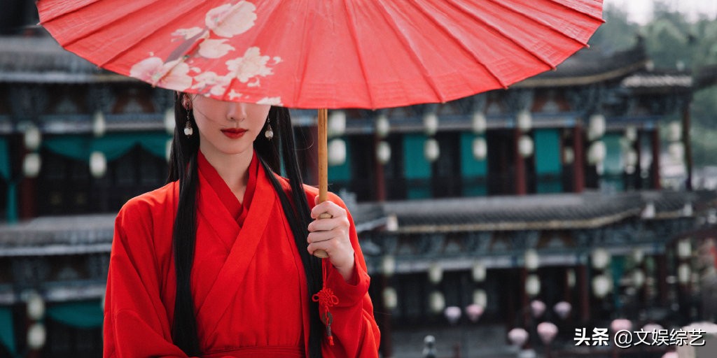 陈都灵的古装穿搭太美了！左手油纸伞，右手团扇遮面，温文尔雅