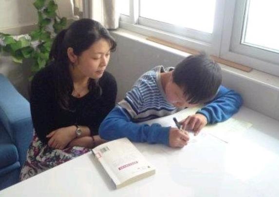 大学生给弟弟有偿补课，被举报变相一对一，评论区家长化身段子手