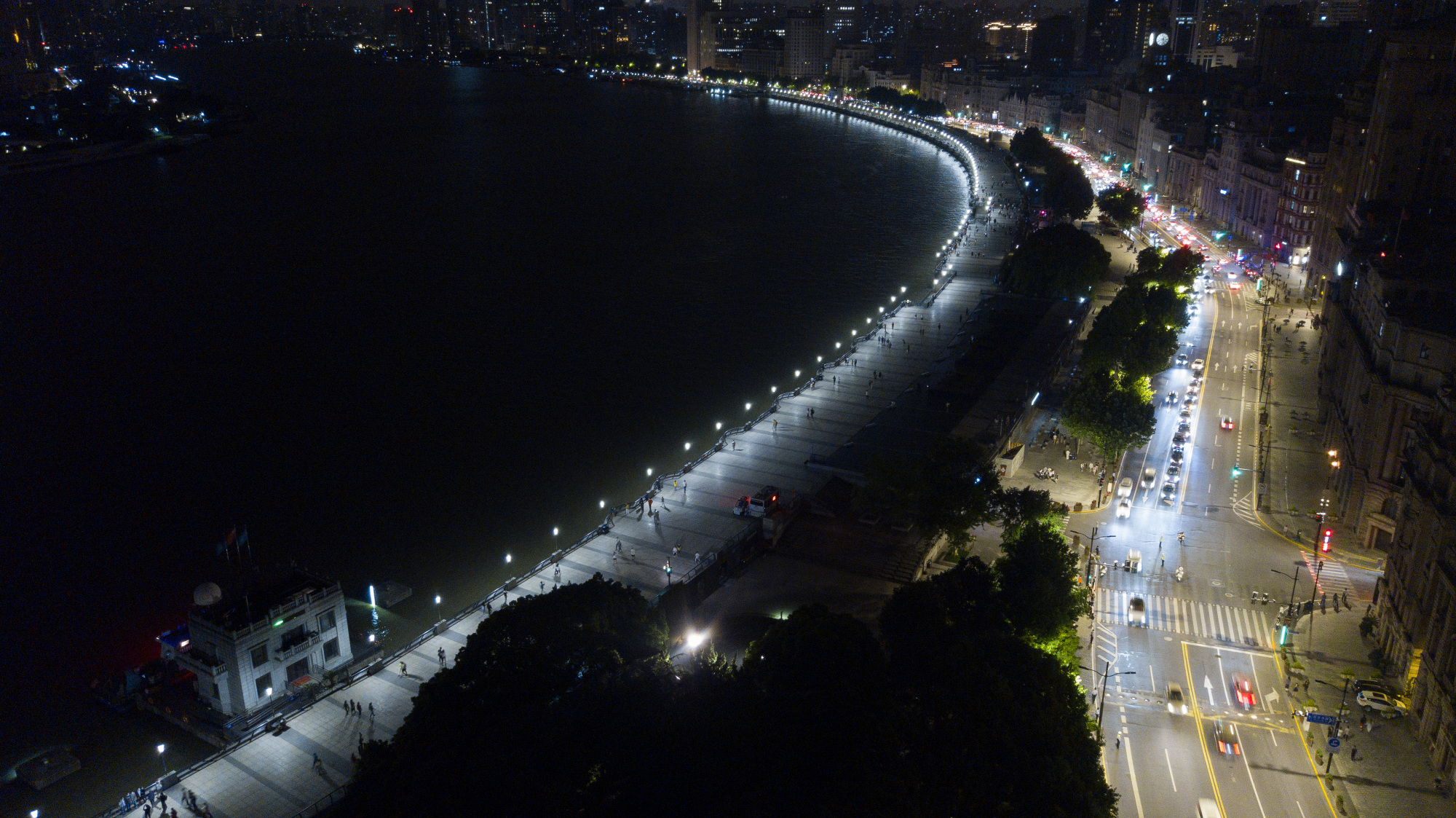 今日凌晨的上海：有人拍照留念，有人流连忘返