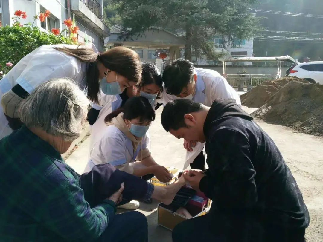 年赚76亿，逼走老字号！比文峰还土的修脚店，凭什么这么火？