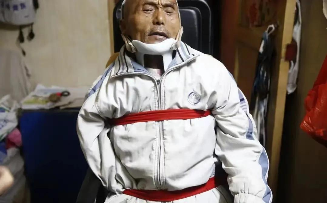 河南15岁女孩街头扮牛让人骑，每次收费5元，背后的故事感动网友