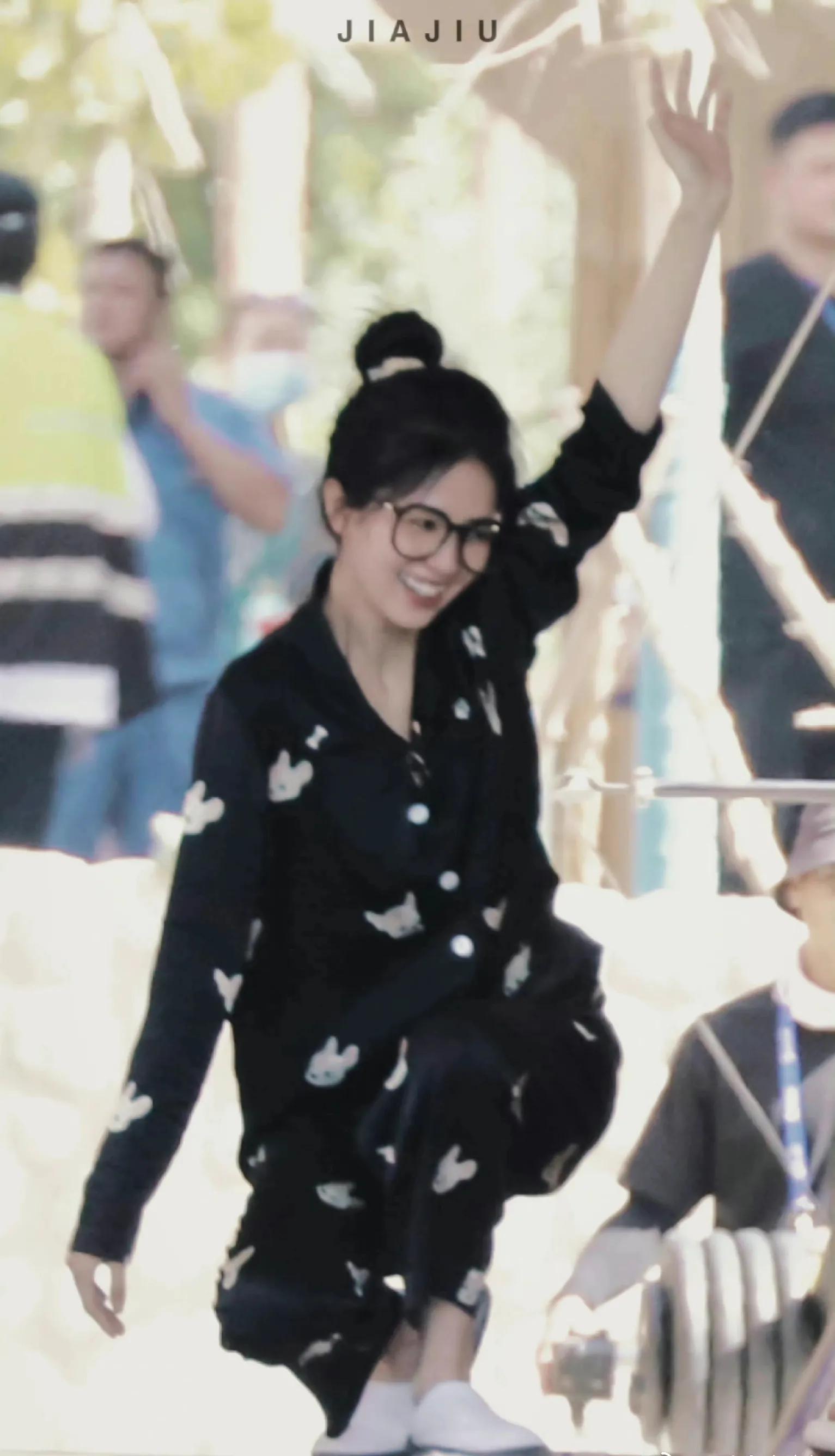 白鹿蔡徐坤睡衣造型，慵懒居家风格，睡意朦胧的样子好可爱