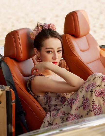 热巴穿开叉裙出席活动!大爷举3米长杆拍照,五六名保镖围在身侧