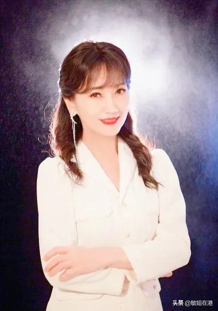 赵雅芝：不老女神笑容甜美，高贵大方，气质太迷人了