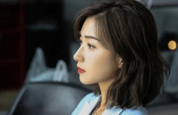 正脸精致如花,侧脸却"虐"出天际,这些女星都是"角度美人"?