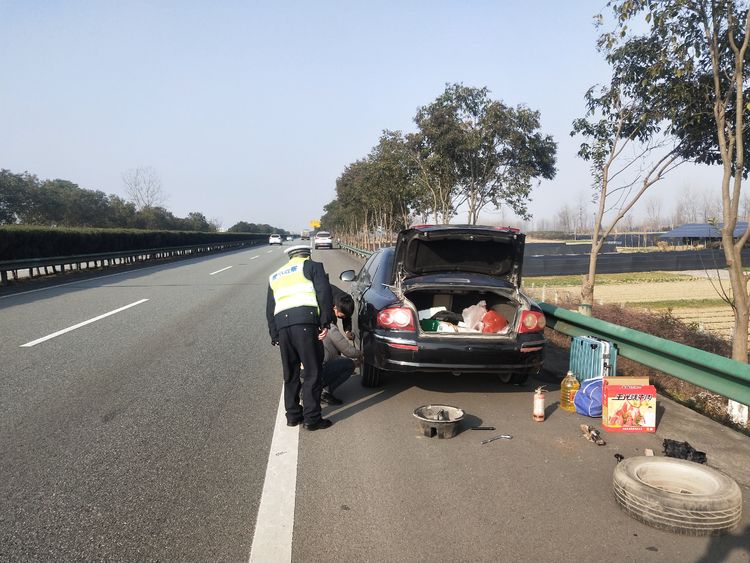 汉中高速交警圆满完成春节交通安保任务