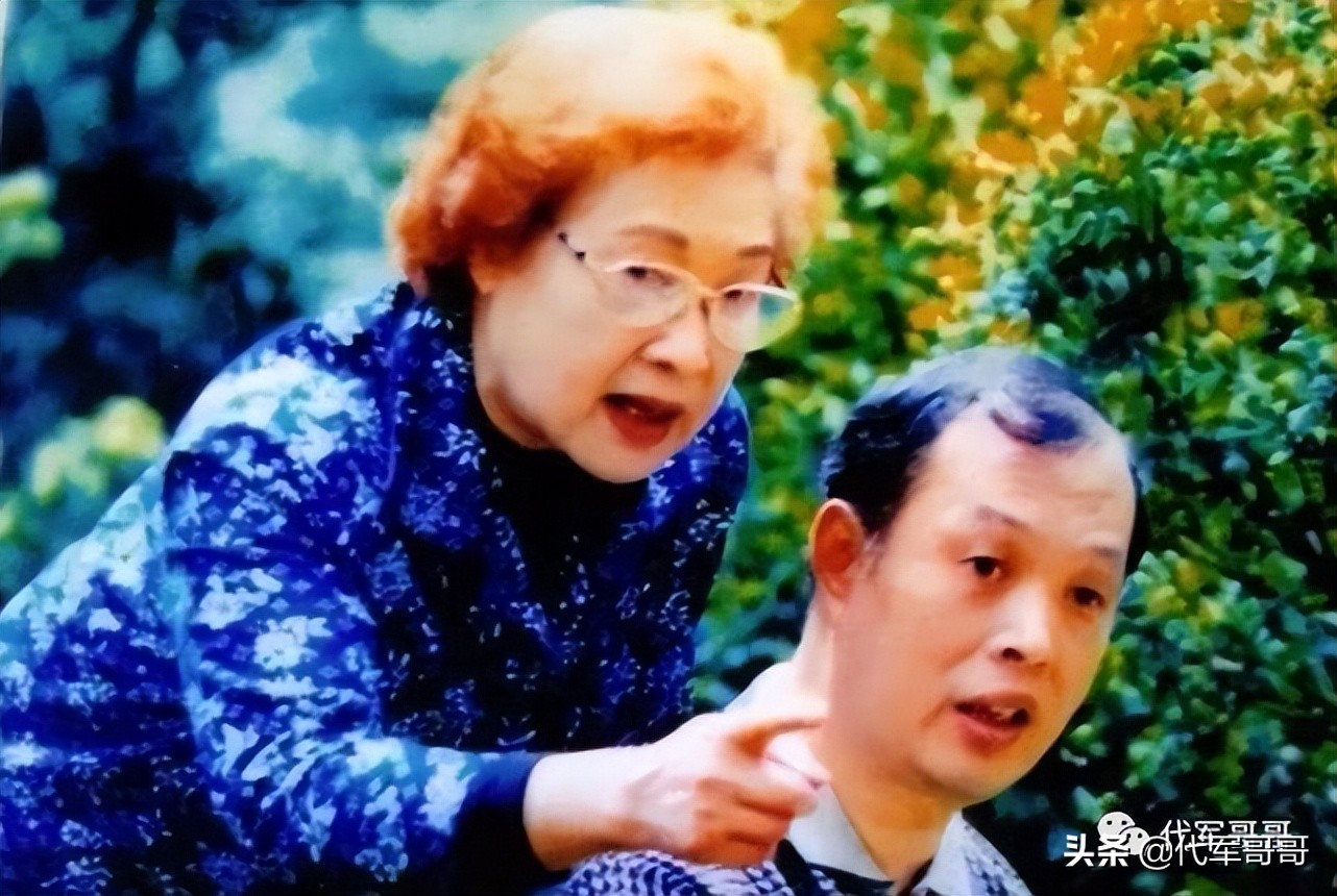 10,秦怡1965年,秦怡与著名影星金焰17岁的儿子金捷突然发病.