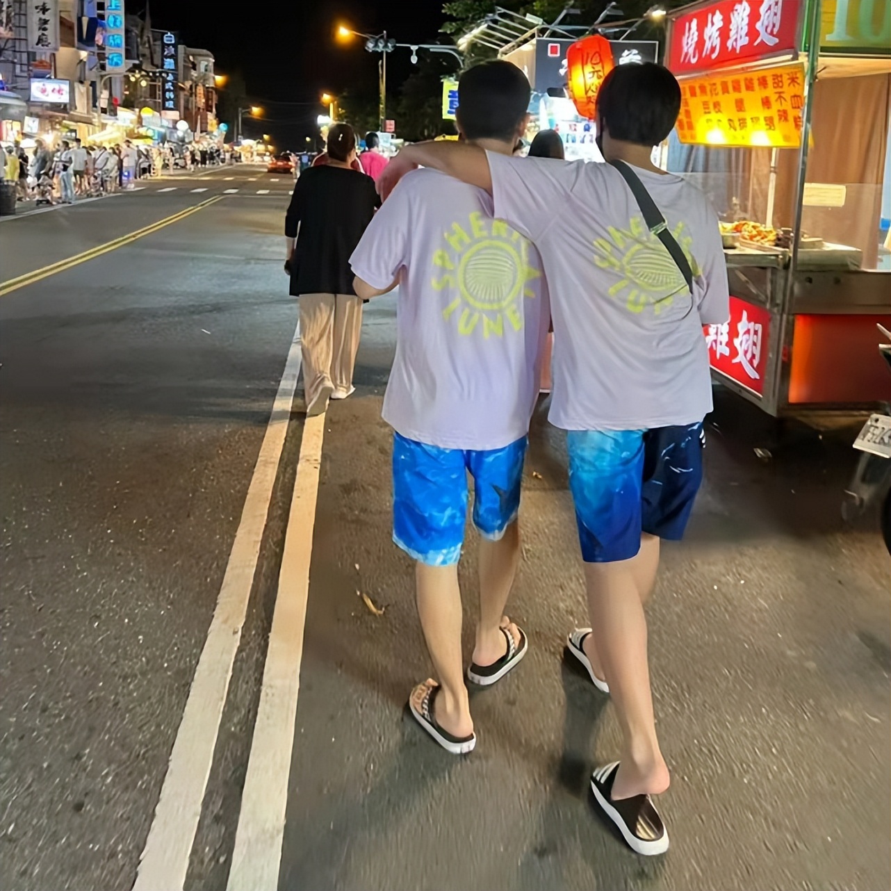 陈若仪晒老公儿子，林志颖被Kimi搭肩膀，父子穿亲子装背影超像
