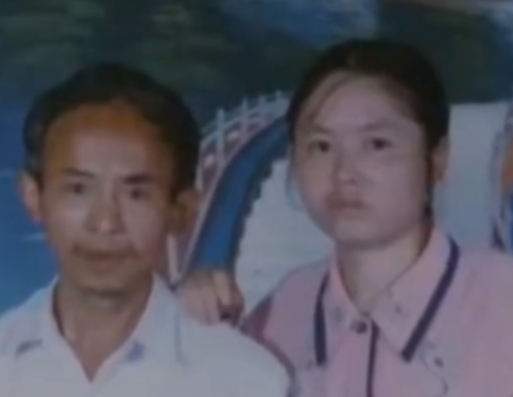 女学生被卖给50岁老光棍，每天睡猪圈遭毒打，父亲为何要原谅凶手