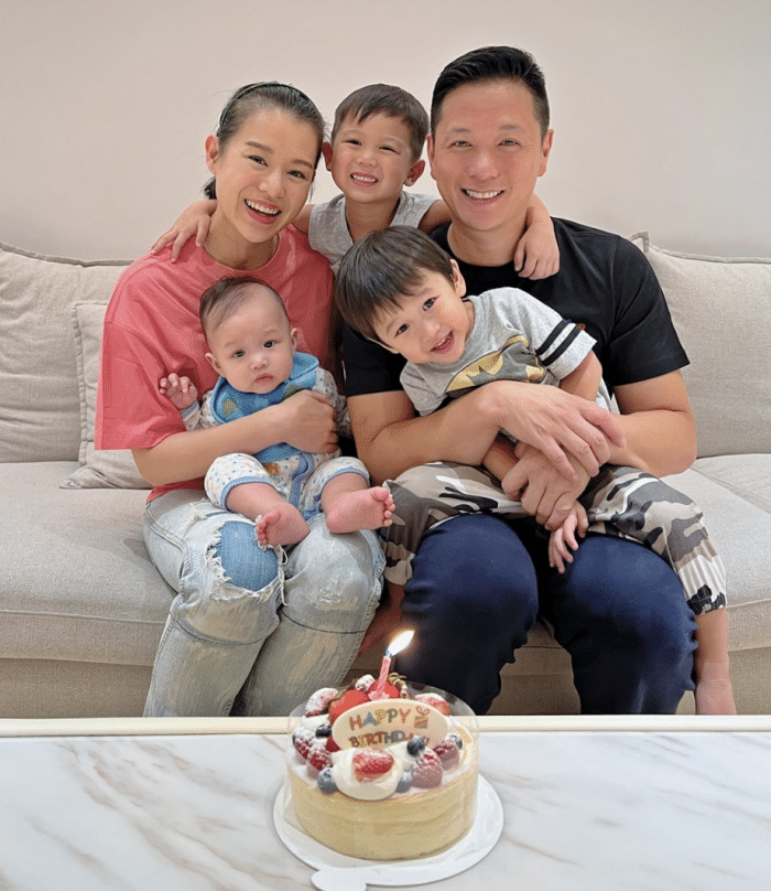 胡杏儿老公带长子吃路边摊，Brendan初尝豆腐花，眼神喜感戏超多