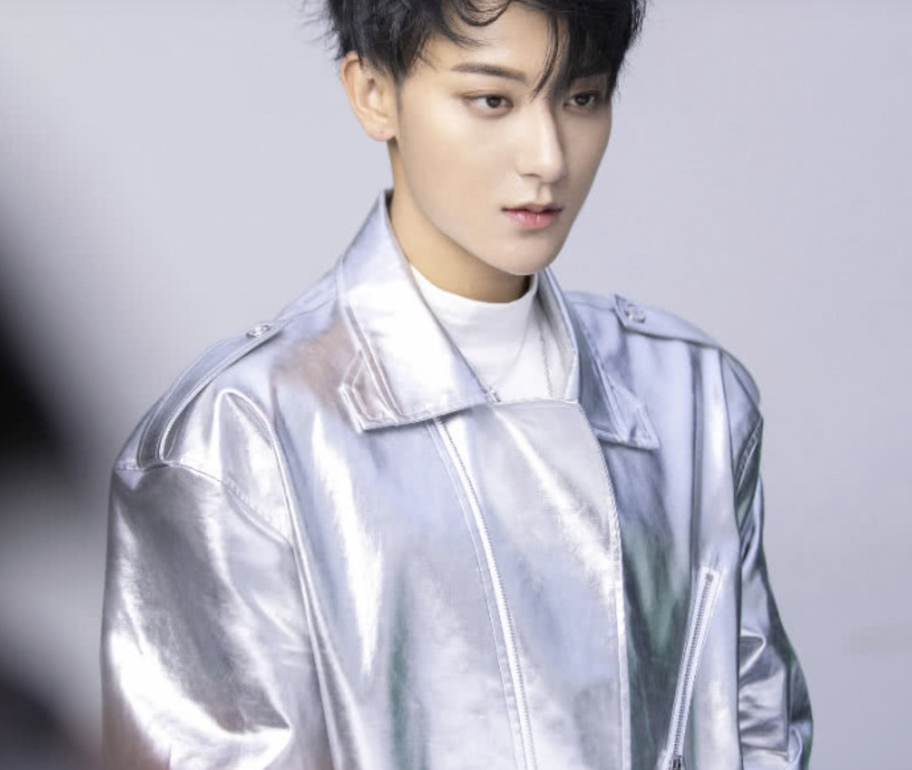 眉毛稀疏、假腹肌、高跟鞋，男星7大作假，男人的虚荣心多可怕