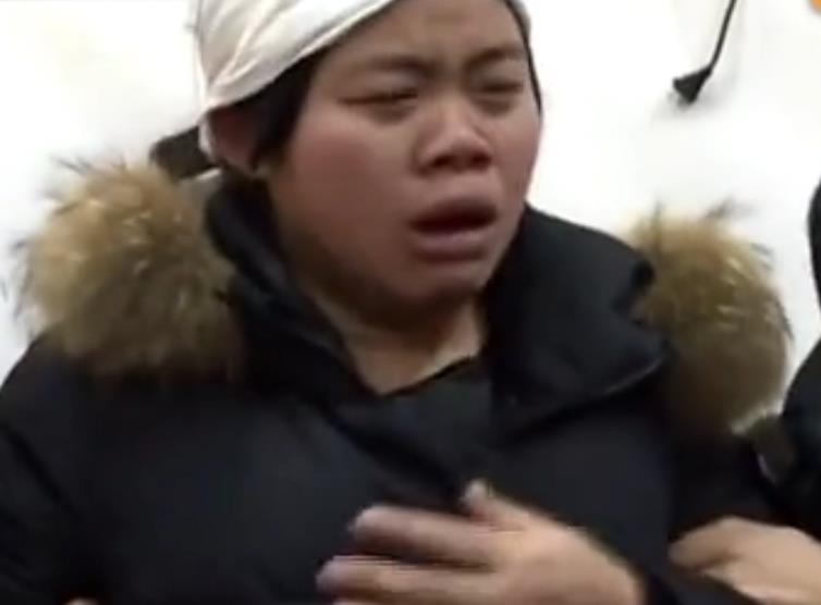 2016年，江苏一名小学生开车撞人逃逸被抓，母亲辩解：孩子还小