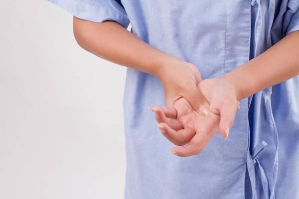 身体出现这5种迹象，当心是脑中风已“找上门”，及时检查不能拖