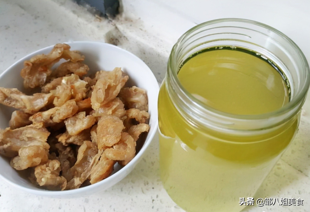 熬猪油不要用油熬，多放三个料，猪油更香浓，用它做啥都好吃