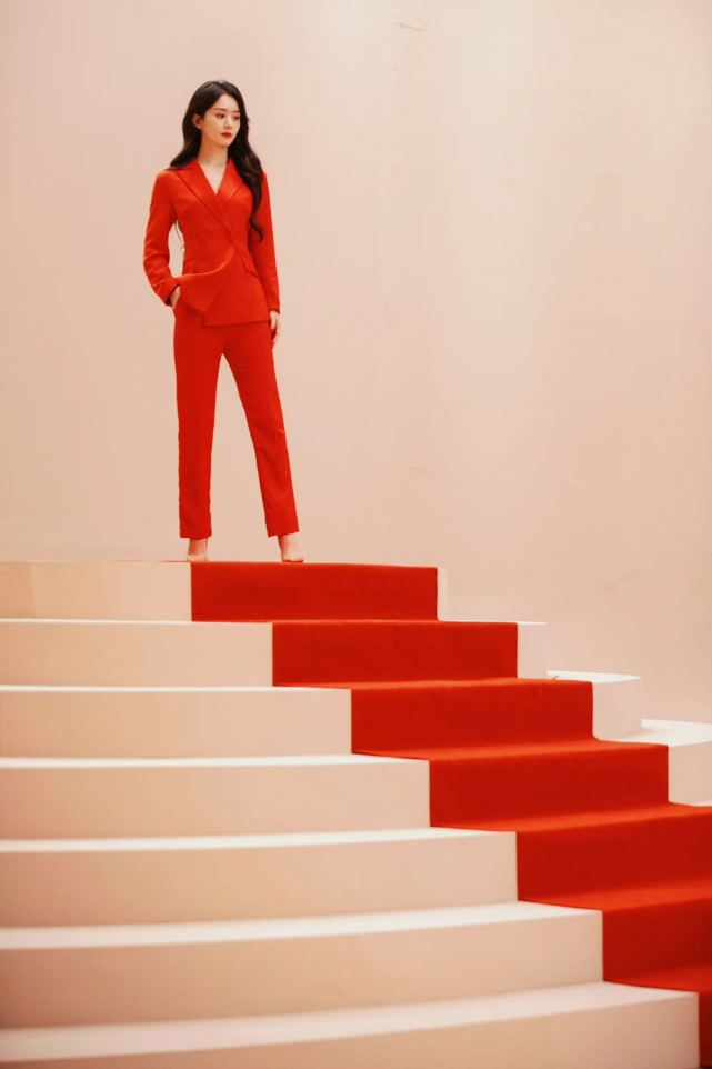 赵丽颖闷声干大事！穿中国红西装霸气侧漏，拿下代言就硬气不少